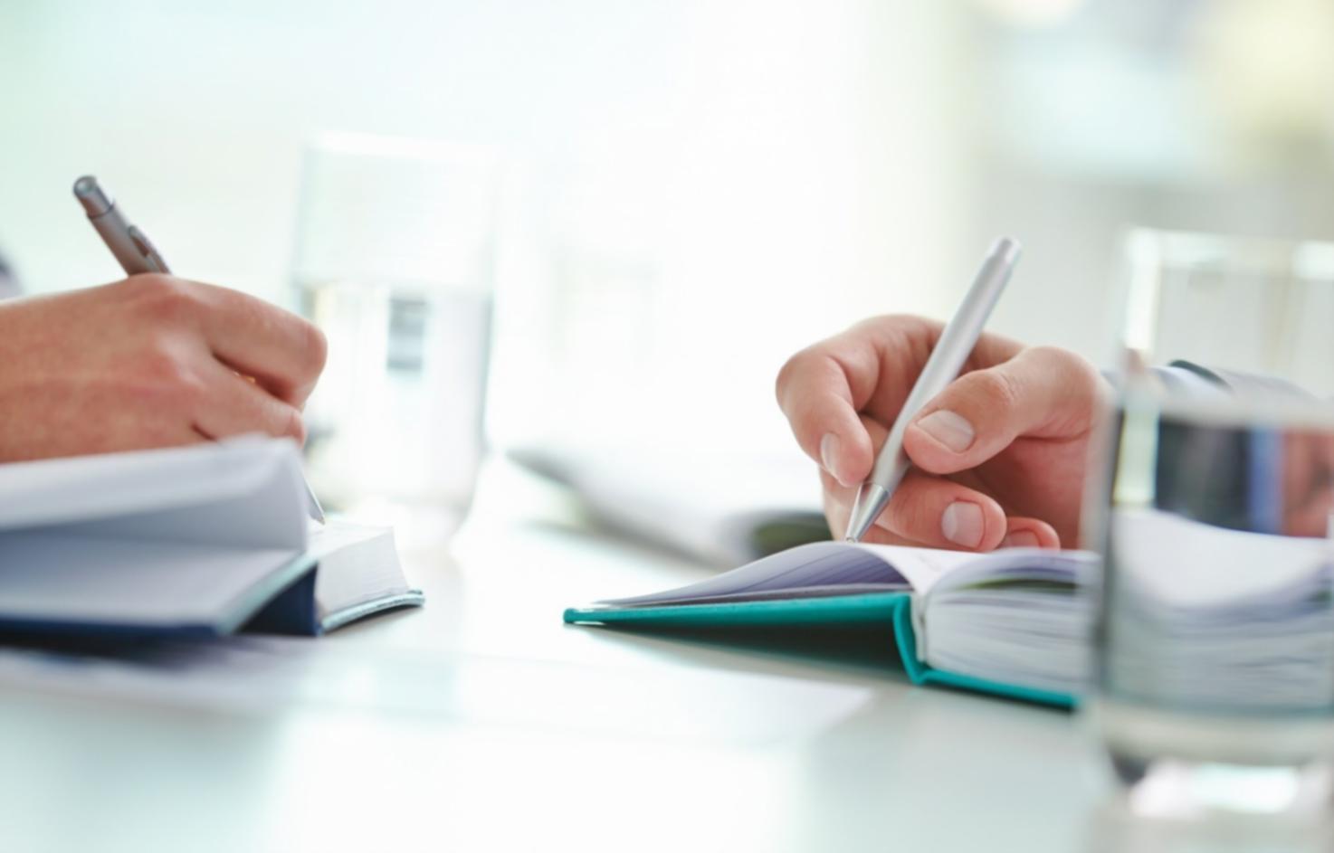 Sesión de consultoría personalizada donde analizamos la situación financiera individual de cada estudiante